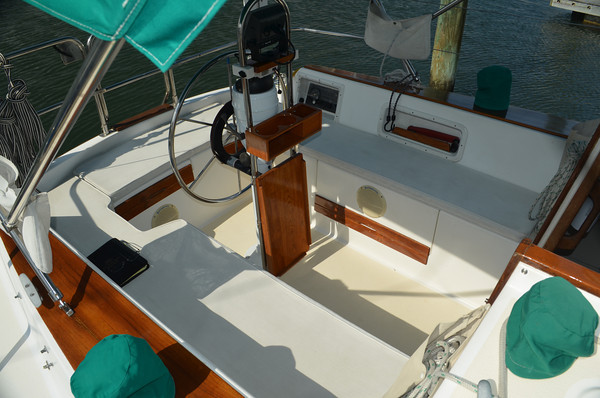 Caliber 33 gallery image with filename: caliber33-slipaway-cockpit.jpg