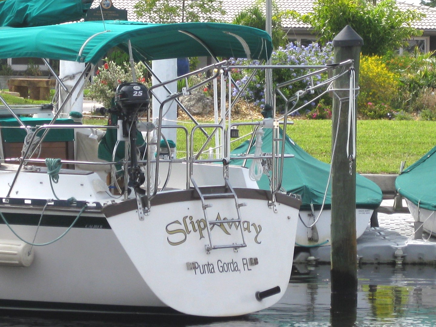Caliber 33 gallery image with filename: caliber33-slipaway-stern.jpg